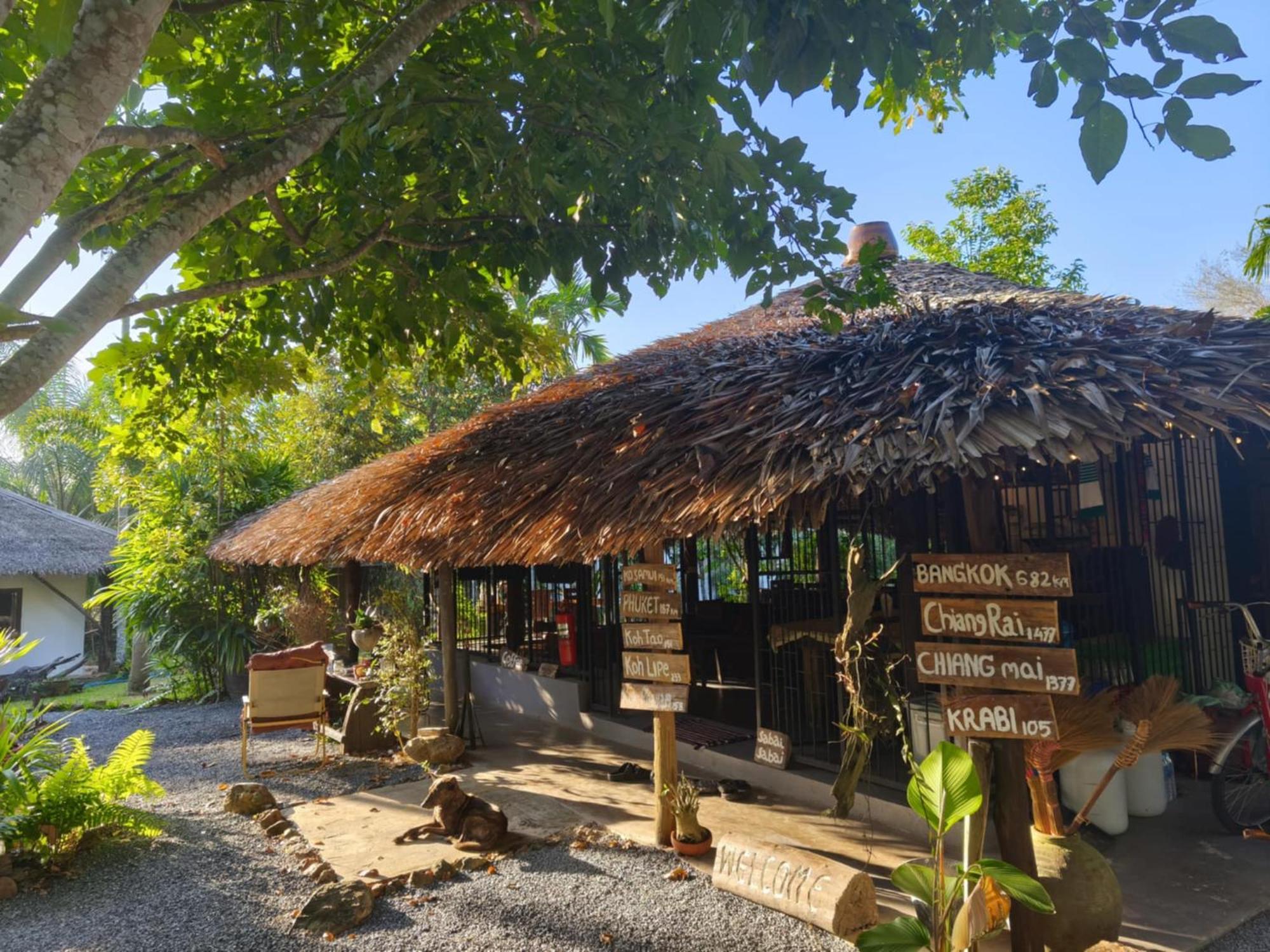 Baan Farang Homestay Phra Saeng Ban Nam Dam Eksteriør billede